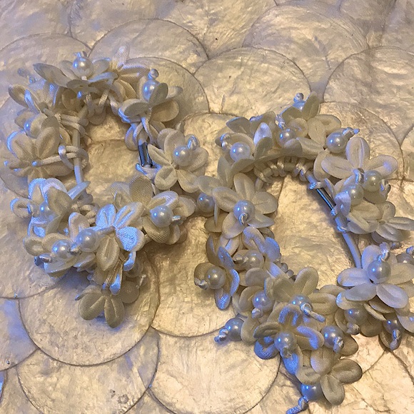 NWOT PEARL HAIR SCRUNCHIES - Picture 3 of 3